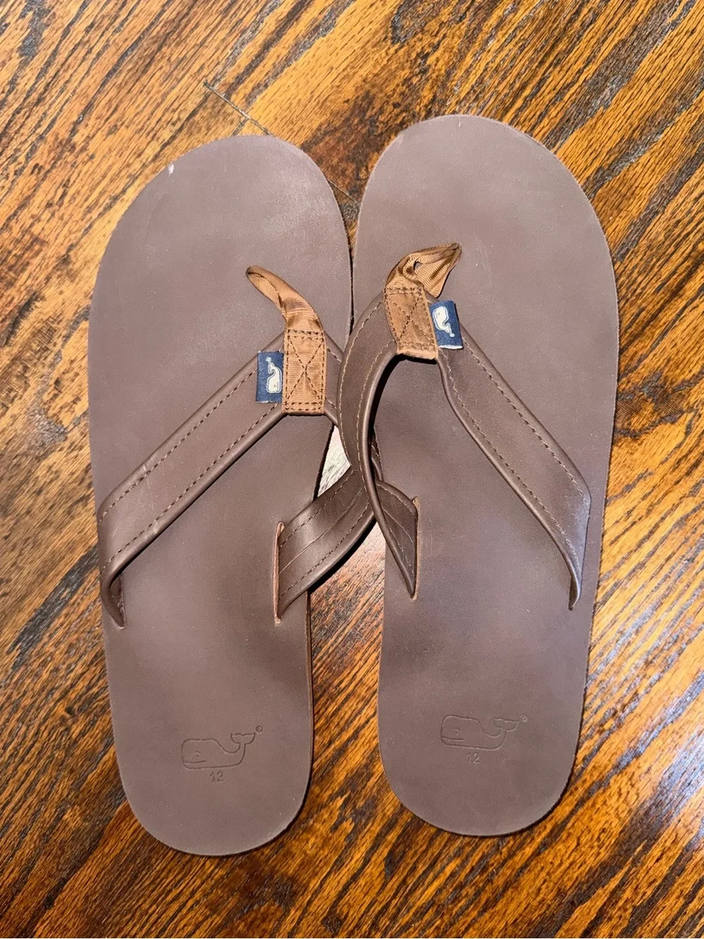 men’s brown leather flip flops - vineyard vines!